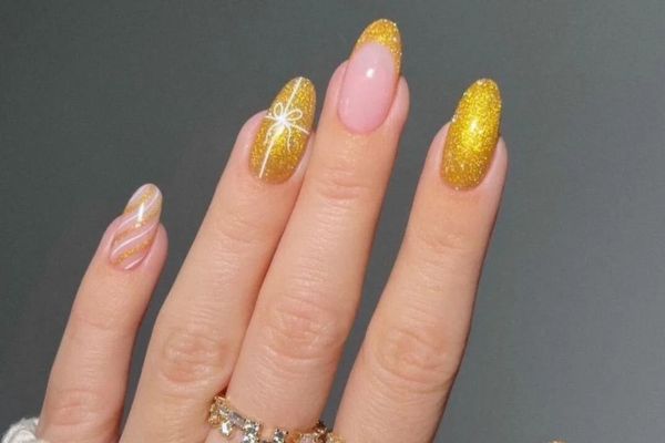 Golden Gifts Nails