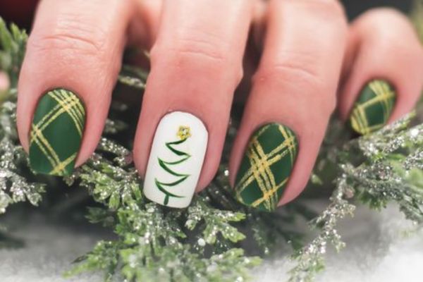 Plaid Tidings Christmas Nail Art 1